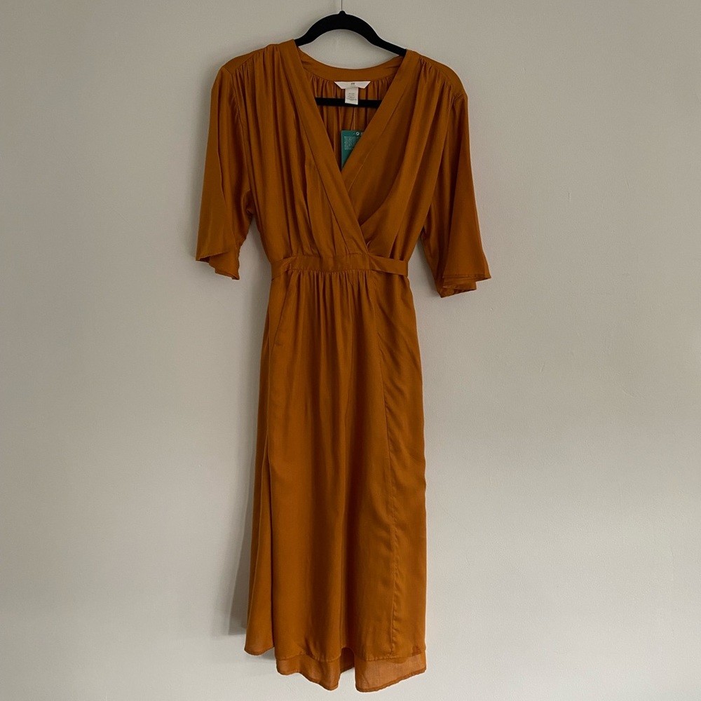 NWT H&M rust caftan dress with tie around waist.